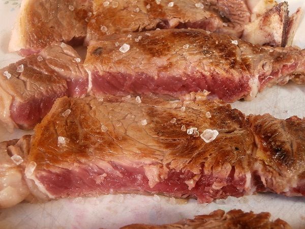Chuleton a la plancha, ya troceado y servido.