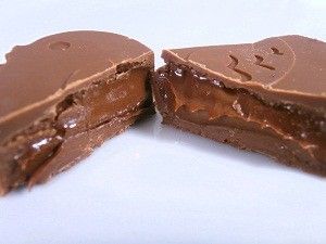 bombon relleno de nutella abierto por la mitad Un bombon relleno de Nutella abierto por la mitad