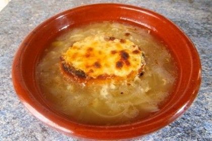 Sopa de cebolla francesa gratinada