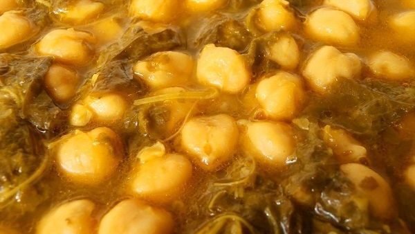 POTAJE DE GARBANZOS CON GRELOS