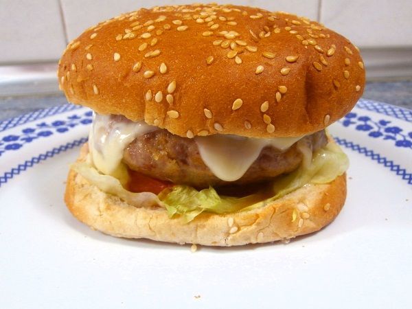 Hamburguesa casera con queso. El queso, se deshace si lo cocinamos a la vez que la hamburguesa y lo colocamos sobre el pan caliente