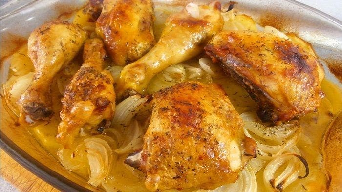 Este pollo al horno con patatas y cebolla, es una deliciosa forma de preparar un asado. La verdura se mezclará con los juguitos que suelte el pollo en el horno y tendremos una mezcla de sabores espectacular