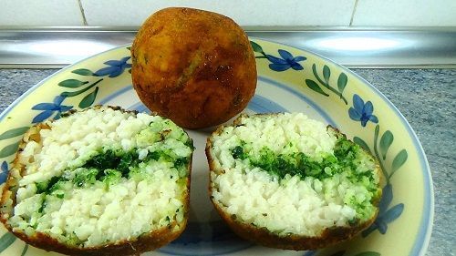 Las bolas de arroz rellenas son una divertida y sabrosa forma de hacer arroz. Estas pelotas, tienen el tamaño aproximado de una pelota de tenis. Es decir, que son más bien grandes. Prepáralas en casa que están realmente ricas