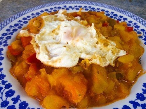 El pisto de calabacin y berenjena es un plato típico manchego. Consiste en un plato de verduras pochadas y que finalmente se sirve con un huevo