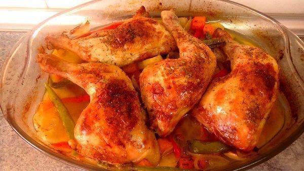 Pollo al horno con verduras recién asado