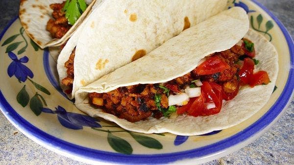 Los Tacos mexicanos son una comida tipica de este país americano que consisten en carne dentro de una tortilla de maiz o trigo ¡Están riquísimos!