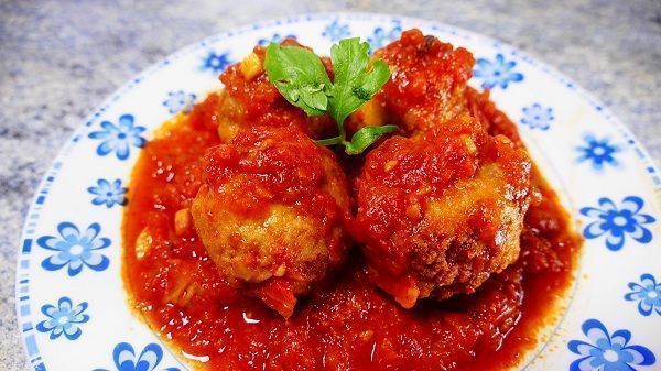 albondigas caseras en salsa de tomate. Las albondigas están hechas con carne picada y huevo