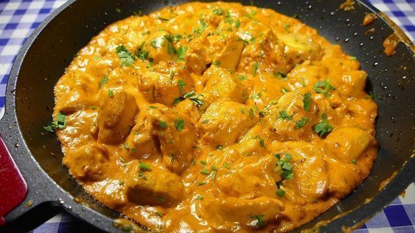 Pollo al curry es un plato típico del sudeste oriental. Consiste en este ave preparado con unas especias y con nata