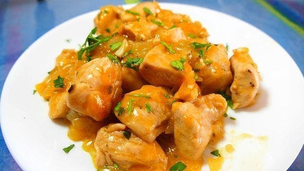 El pollo a la naranja es una comida asiática. No tiene nada que ver con el pato a la naranja, típico francés. En este caso, se trata de unas pechugas cocinadas junto a una salsa hecha a base de zumo de naranja