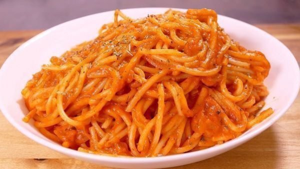 ESPAGUETIS ROJOS CON TOMATE