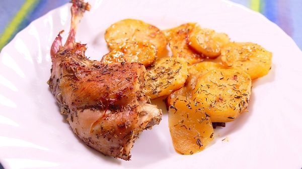 Conejo al horno con patatas panaderas. Una carne muy saludable al carecer de grasa. Pero llena de proteínas