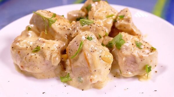 pechugas de pollo en salsa de queso. Una receta muy rica y rápida de hacer ¡Preparada en apenas 30 minutos!