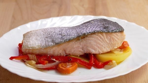 SALMON AL HORNO CON VERDURAS