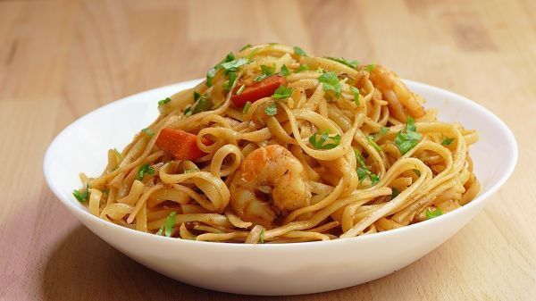 Tallarines chinos con gambas. Receta que además, también incluye verduras