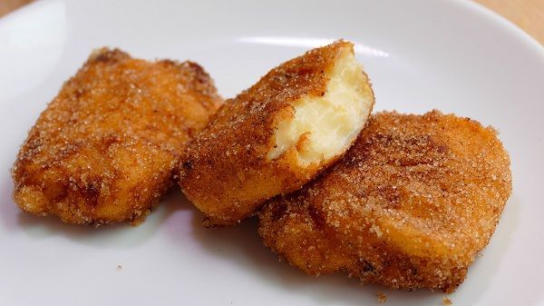 leche frita. Se trata de un postre típico de la gastronomia española. Básicamente se trata de eso, leche rebozada y frita. Previamente, se somete a la leche a un tratamiento para que espese y obtenga un sabor delicioso