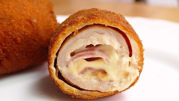 El cordon bleu de pollo es una receta que consiste en una pechuga enrollada, empanada y rellena de jamon y queso ¡Delicioso!