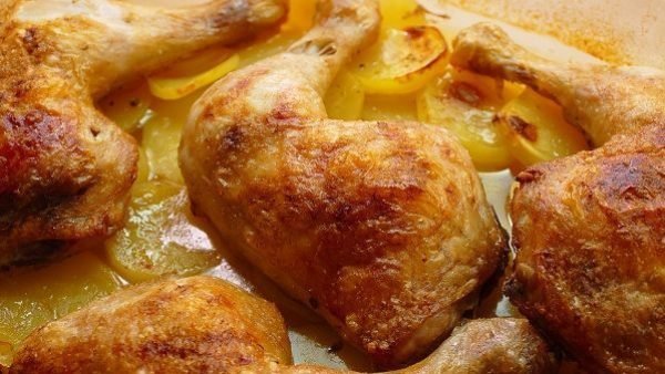 MUSLOS DE POLLO AL HORNO CON PATATAS