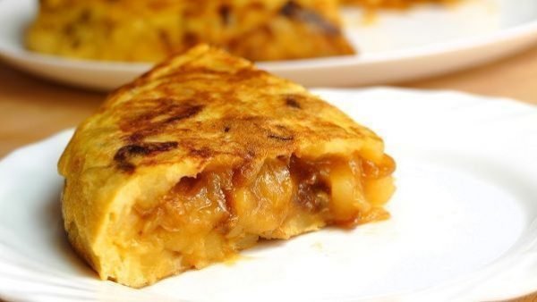 TORTILLA DE PATATA CON CEBOLLA CARAMELIZADA