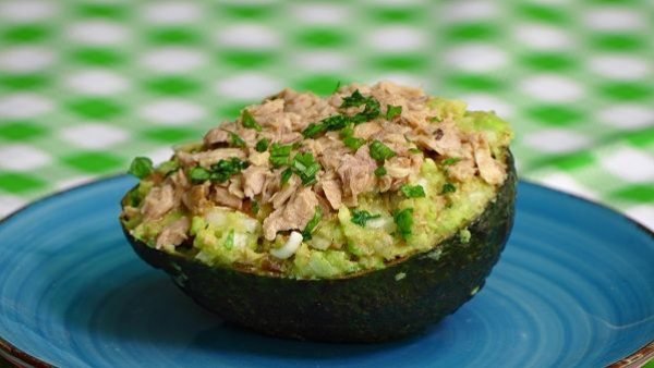 AGUACATES RELLENOS DE ATUN Y HUEVO