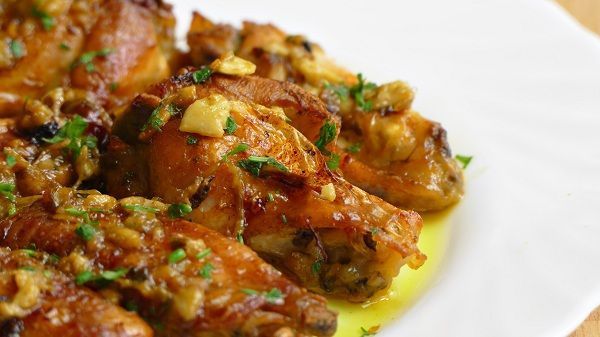 Alitas de pollo al horno al ajillo. La típica receta de pollo al ajillo, en versión horno