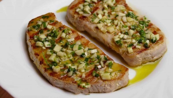 ATUN A LA PLANCHA CON AJO Y PEREJIL