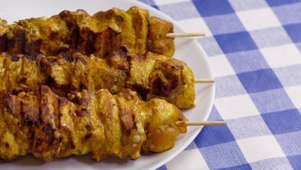 BROCHETAS DE POLLO AL CURRY