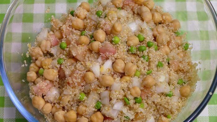 Ensalada de garbanzos y quinoa. Una receta muy completa ya que contiene muchos nutrientes ideal para nuestro día a día. Es una elaboración que puedes preparar en cualquier ocasión.