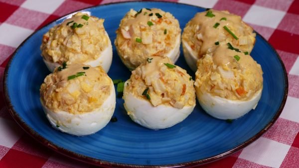 HUEVOS RELLENOS DE GAMBAS Y PALITOS DE CANGREJO