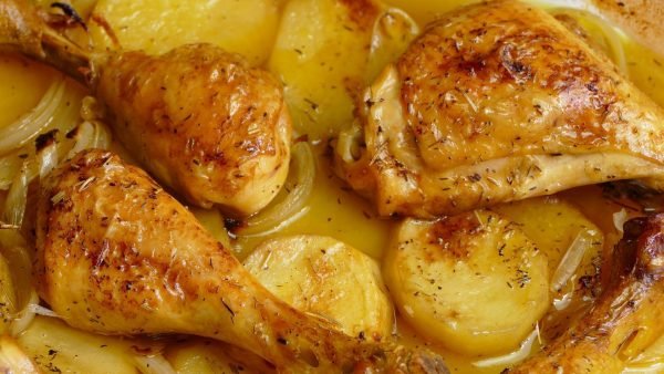 POLLO ASADO AL HORNO CON PATATAS Y CEBOLLA