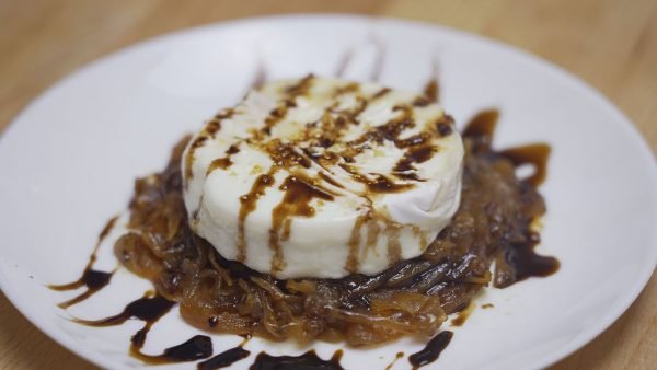 QUESO DE RULO DE CABRA A LA PLANCHA CON CEBOLLA CARAMELIZADA