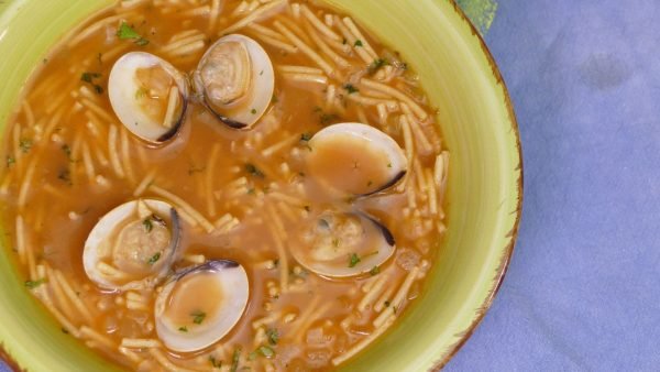 SOPA DE FIDEOS CON ALMEJAS