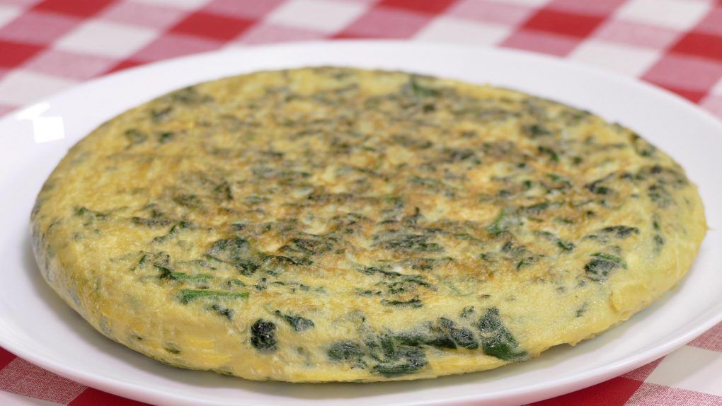 Tortilla de espinacas. Una receta muy sencilla de hacer y sobre todo rápida. En tan sólo 10 minutos obtendrás esta elaboración. Las espinacas dará a todo el plato un sabor sorprendente. ¡Prueba a hacerla en casa!