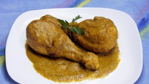 MUSLOS DE POLLO EN SALSA DE ALMENDRAS