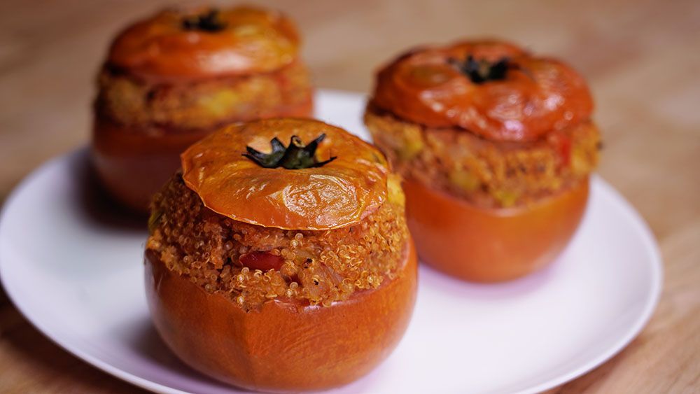 Los tomates rellenos de quinoa son muy saludables. Ideales para aquellas personas que busquen un plato sano y sabroso. Es un plato apto para personas con hipertensión, diabetes, obesidad, etc. Y también, para aquellas que simplemente quieran cuidarse, sin renuciar a todo el sabor de una buena receta.