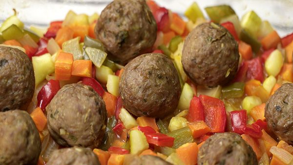 ALBONDIGAS AL HORNO CON VERDURAS