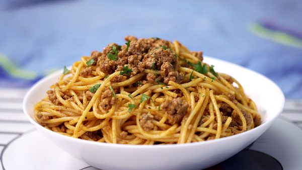 ESPAGUETIS CON CARNE PICADA Y TOMATE