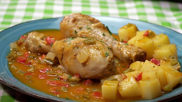 MUSLOS DE POLLO GUISADOS CON PATATAS Y VERDURAS