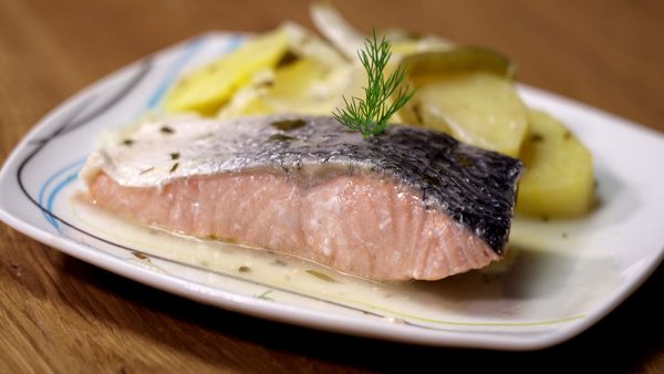 SALMON AL HORNO CON PATATAS Y CEBOLLA