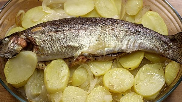 TRUCHA AL HORNO CON PATATAS Y CEBOLLA