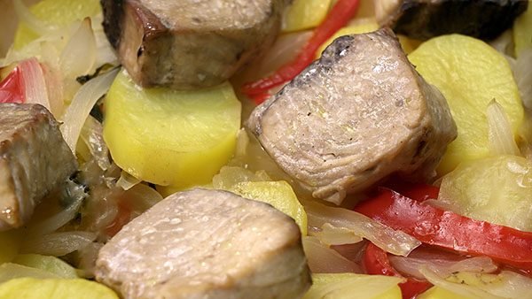 ATUN AL HORNO CON PATATAS Y CEBOLLA