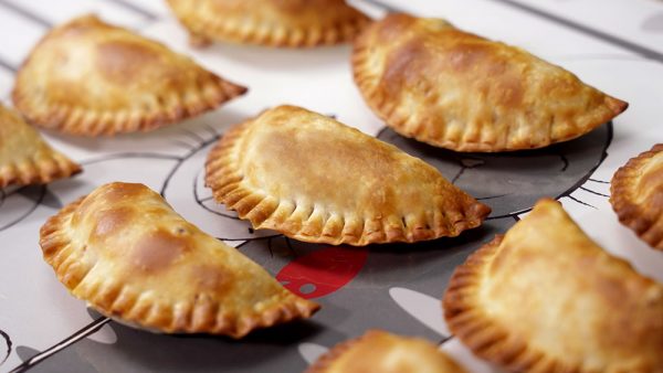 EMPANADILLAS DE POLLO Y QUESO AL HORNO