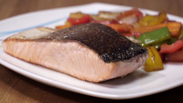 SALMON CON VERDURAS SALTEADAS