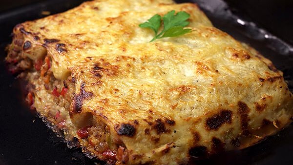 CANELONES DE CARNE PICADA Y BECHAMEL