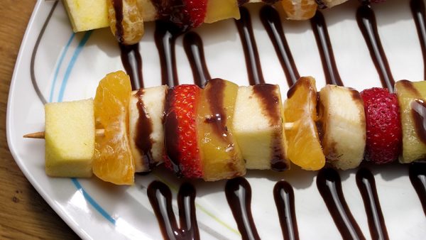 BROCHETAS DE FRUTA CON CHOCOLATE