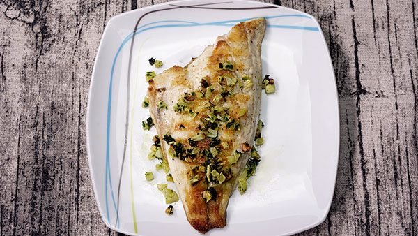DORADA A LA PLANCHA CON AJO Y PEREJIL