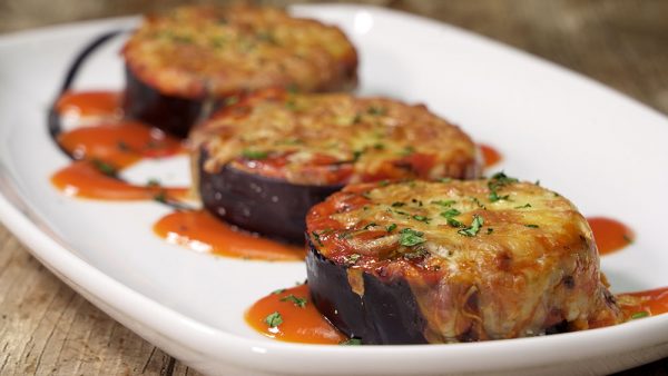 BERENJENAS RELLENAS AL HORNO CON TOMATE Y QUESO