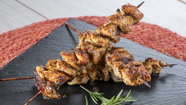 BROCHETAS DE POLLO MARINADO CON MOSTAZA Y MIEL