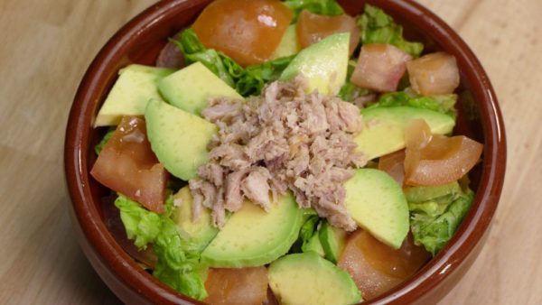 ENSALADA DE AGUACATE ATUN Y TOMATE