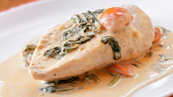 PECHUGAS DE POLLO EN SALSA DE QUESO Y ESPINACAS