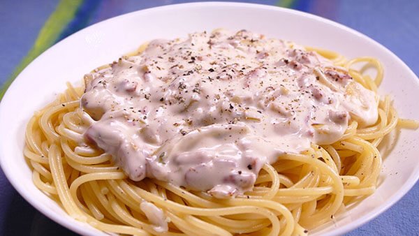 ESPAGUETIS CARBONARA CON NATA